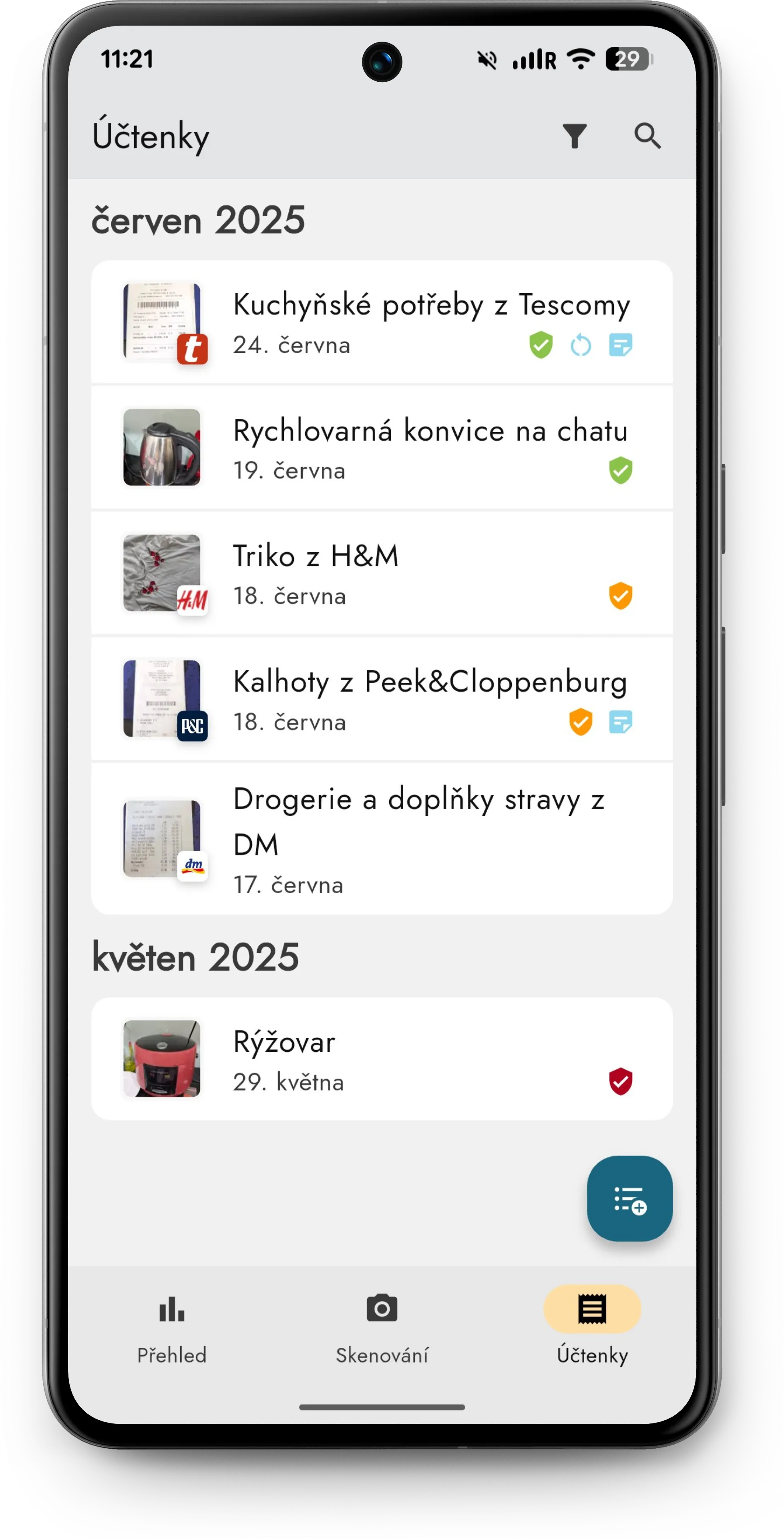 Seznam několika účtenek se zárukami